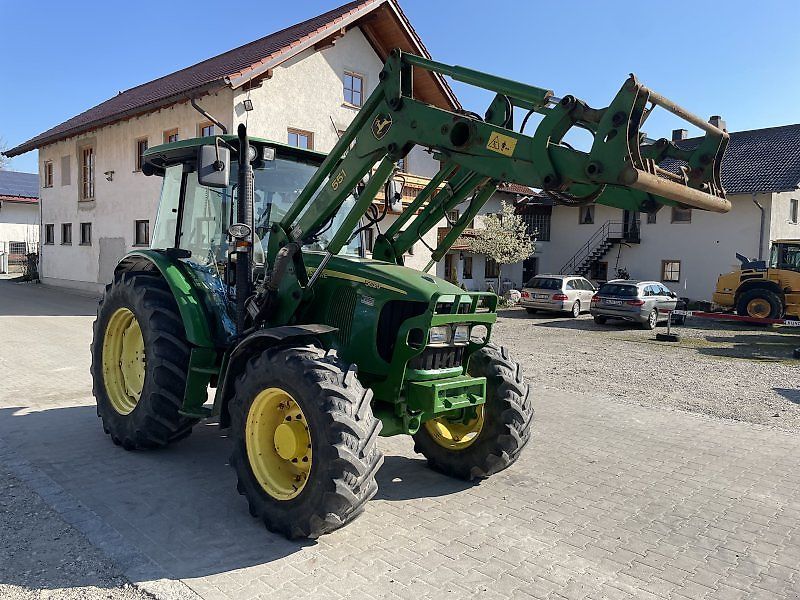 E-FARM: John Deere 5620 - Traktor - id 5FFR4DD - 38.200 € - Baujahr: 2005 - Abgelesene Motorstunden: 5.100,Motorleistung (PS): 72,Deutschland