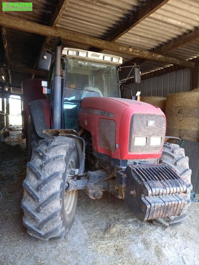 E-FARM: Massey Ferguson 8210 - Tractor - id KC5GV48 - €23,000 - Year of construction: 2001 - Engine hours: 8,500,Engine power (HP): 145,France