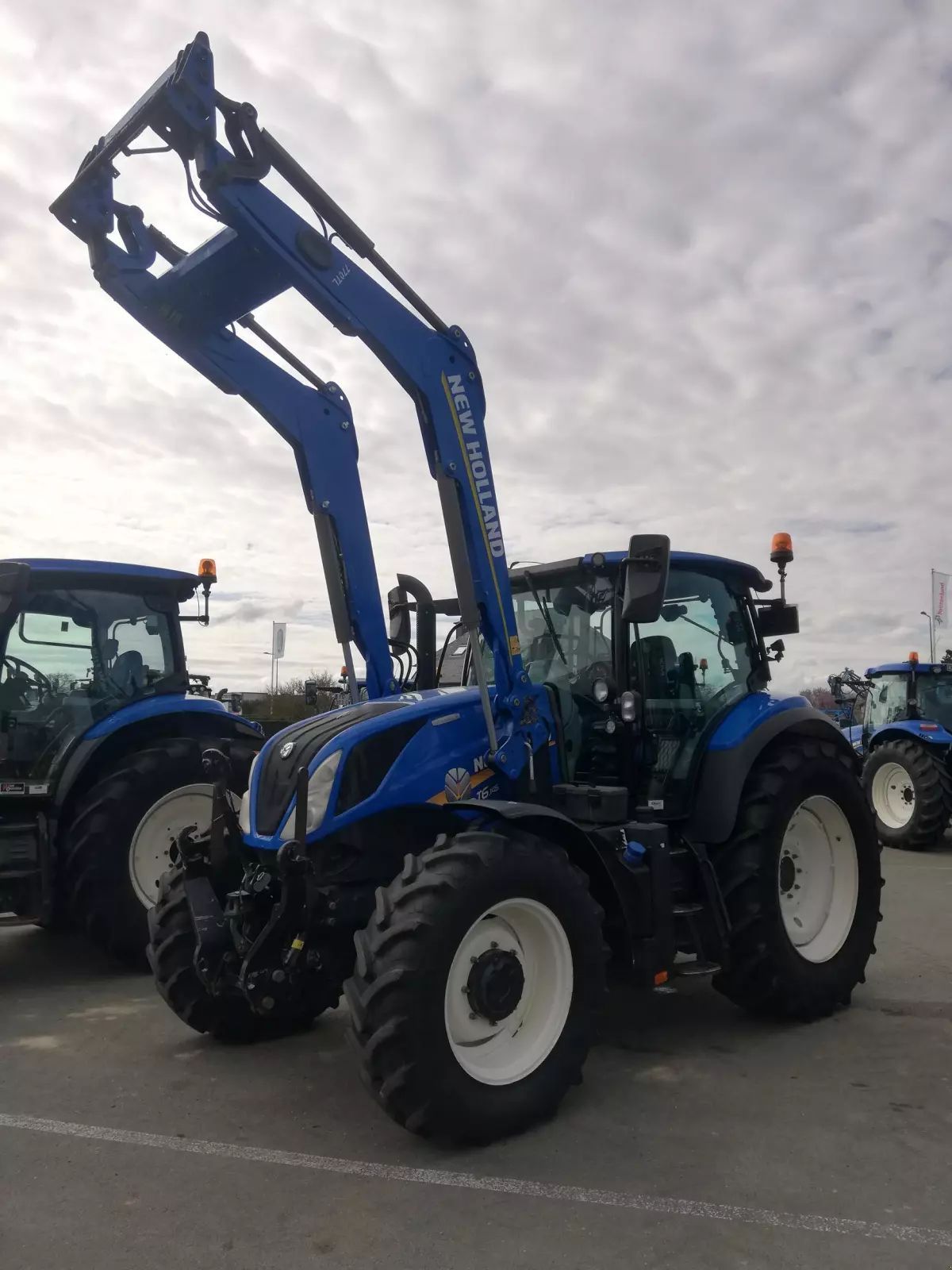 E-FARM: New Holland T6.145 - Tractor - id 2YEY4NZ - €51,000 - Year of construction: 2019 - Engine hours: 4,993,Engine power (HP): 125,France
