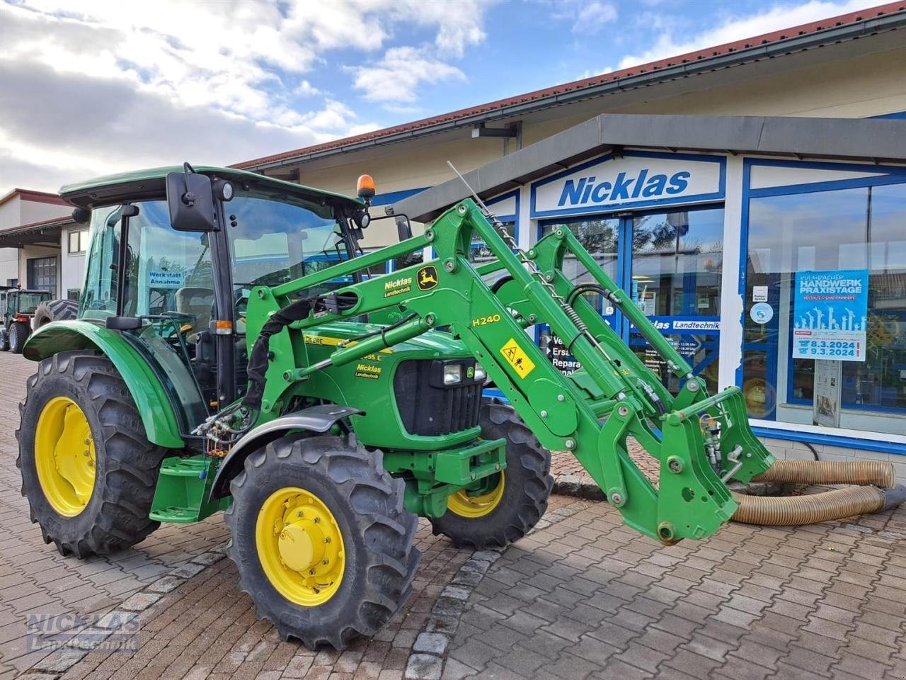 John Deere 5055 E tractor €30,168