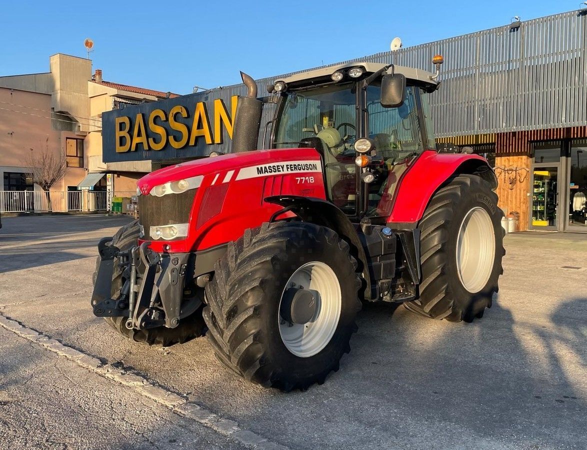 E-FARM: Massey Ferguson 7718 - Tractor - id 2YRUV1K - 65.500 EUR - Anul: 2017 - Muterea motorului: 180,Italia