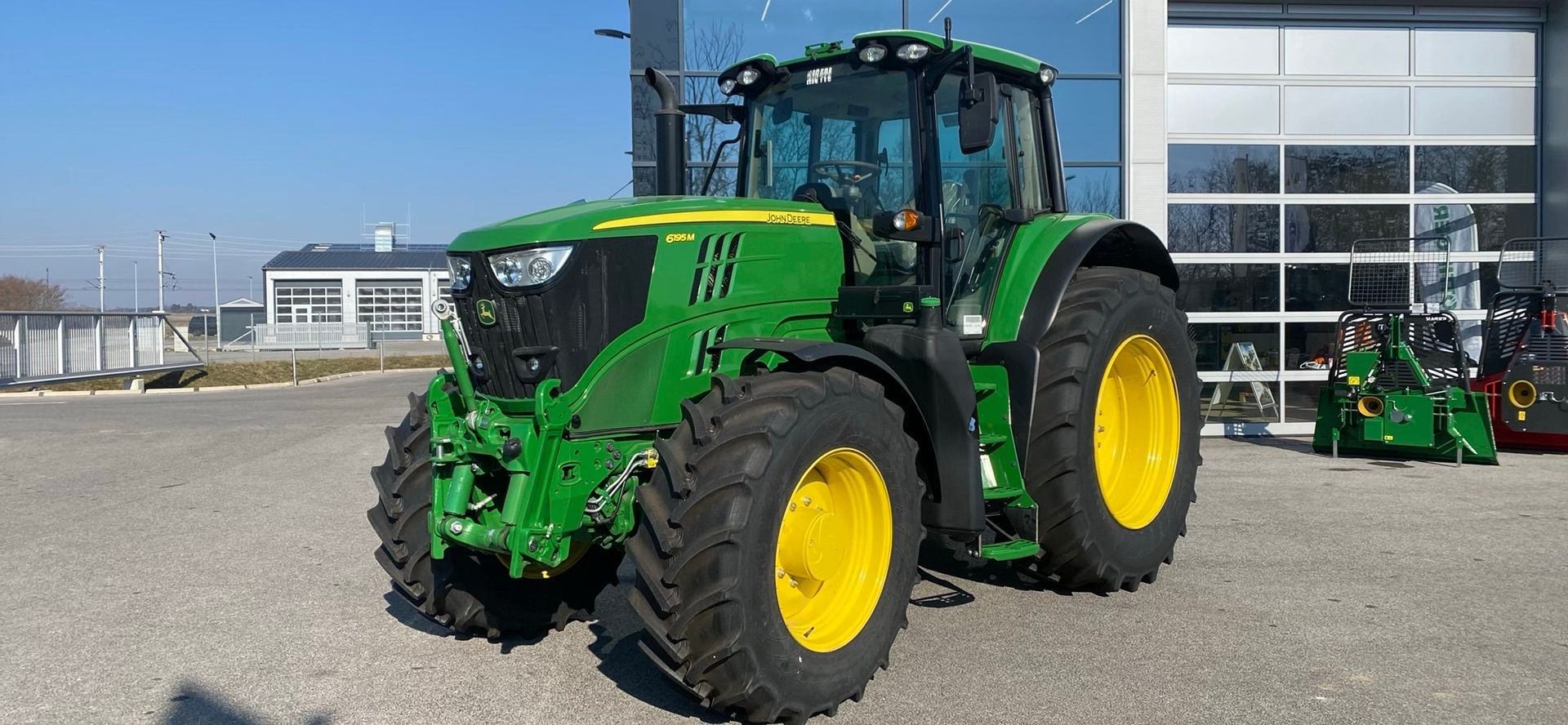 John Deere 6195 M Tractor €137,500