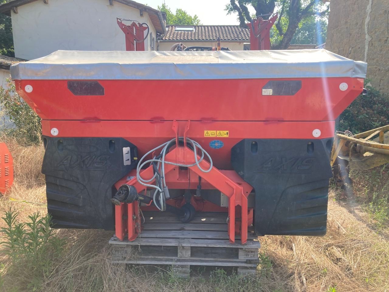 E-FARM: Kuhn axis 40.1w - Esparcidor de abono - id 19INJSH - 5500 € - Año: 2012 - Francia