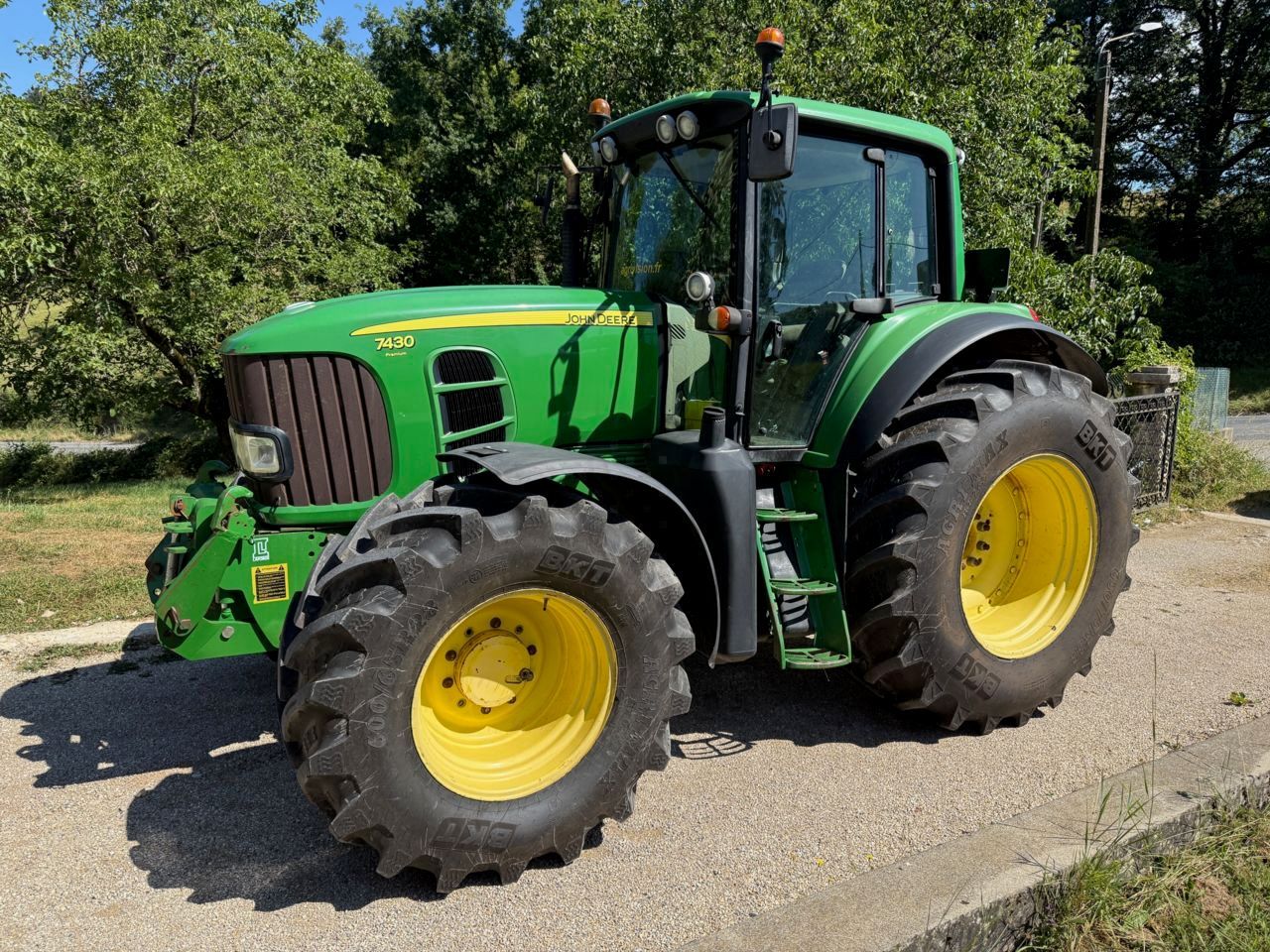 E-FARM: John Deere 7430 Premium - Tractor - id PBVYMQA - €65,000 - Year of construction: 2010 - Engine hours: 6,100,Engine power (HP): 175,France