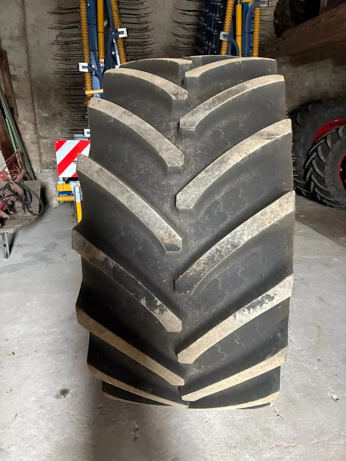 BKT 800/65r32 Wheel and track €6,200