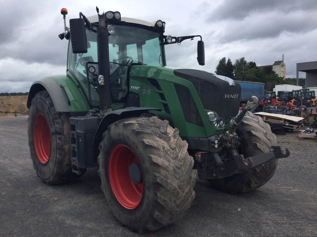 E-FARM: Fendt 828 Vario ProfiPlus - Tractor - id 9JMRHDA - €89,500 - Year of construction: 2015 - Engine hours: 7,365,Engine power (HP): 280,France
