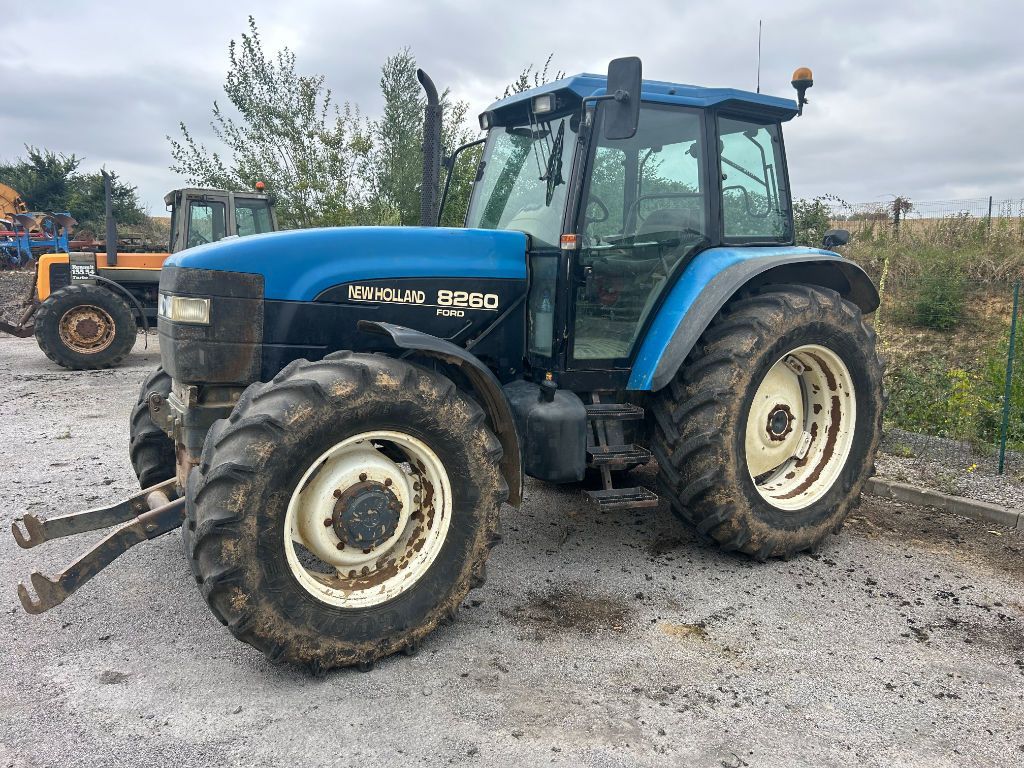 E-FARM: New Holland 8260 - Tractor - id N3UWLHP - €18,000 - Year of construction: 1997 - Engine hours: 8,445,Engine power (HP): 115,France