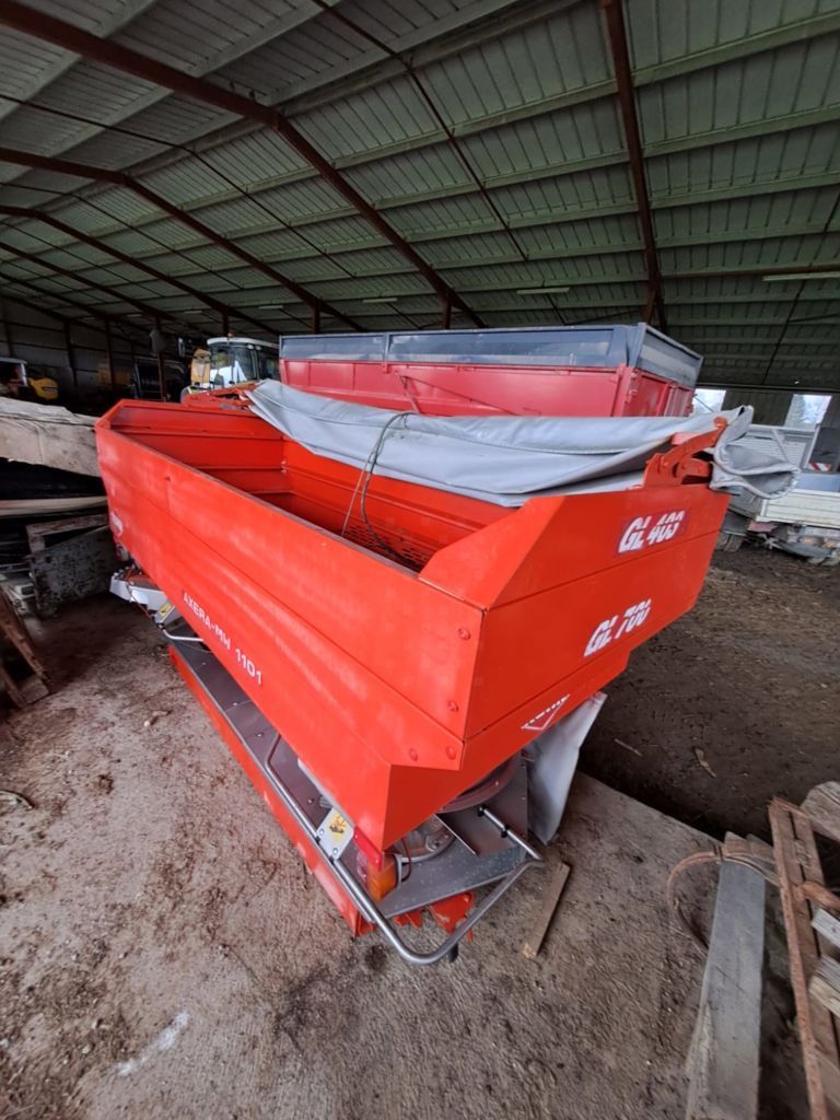 E-FARM: Kuhn axera m1101 - Epandeur d'engrais - id WB6815V - 6 500 € - Année: 2002 - France