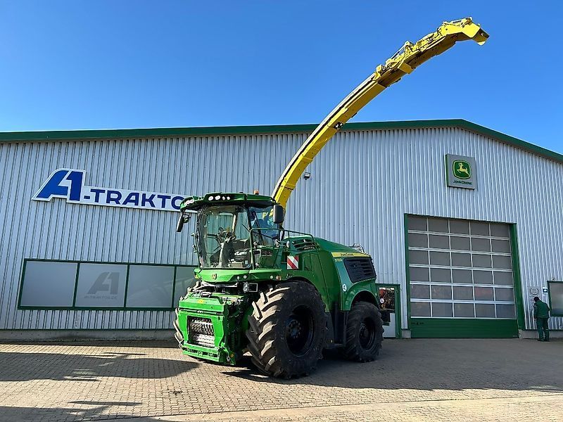 E-FARM: John Deere 9700 - Feldhäcksler (selbstfahrend) - id IDKHZC6 - 330.000 € - Baujahr: 2023 - Abgelesene Motorstunden: 570,Motorleistung (PS): 825,Deutschland