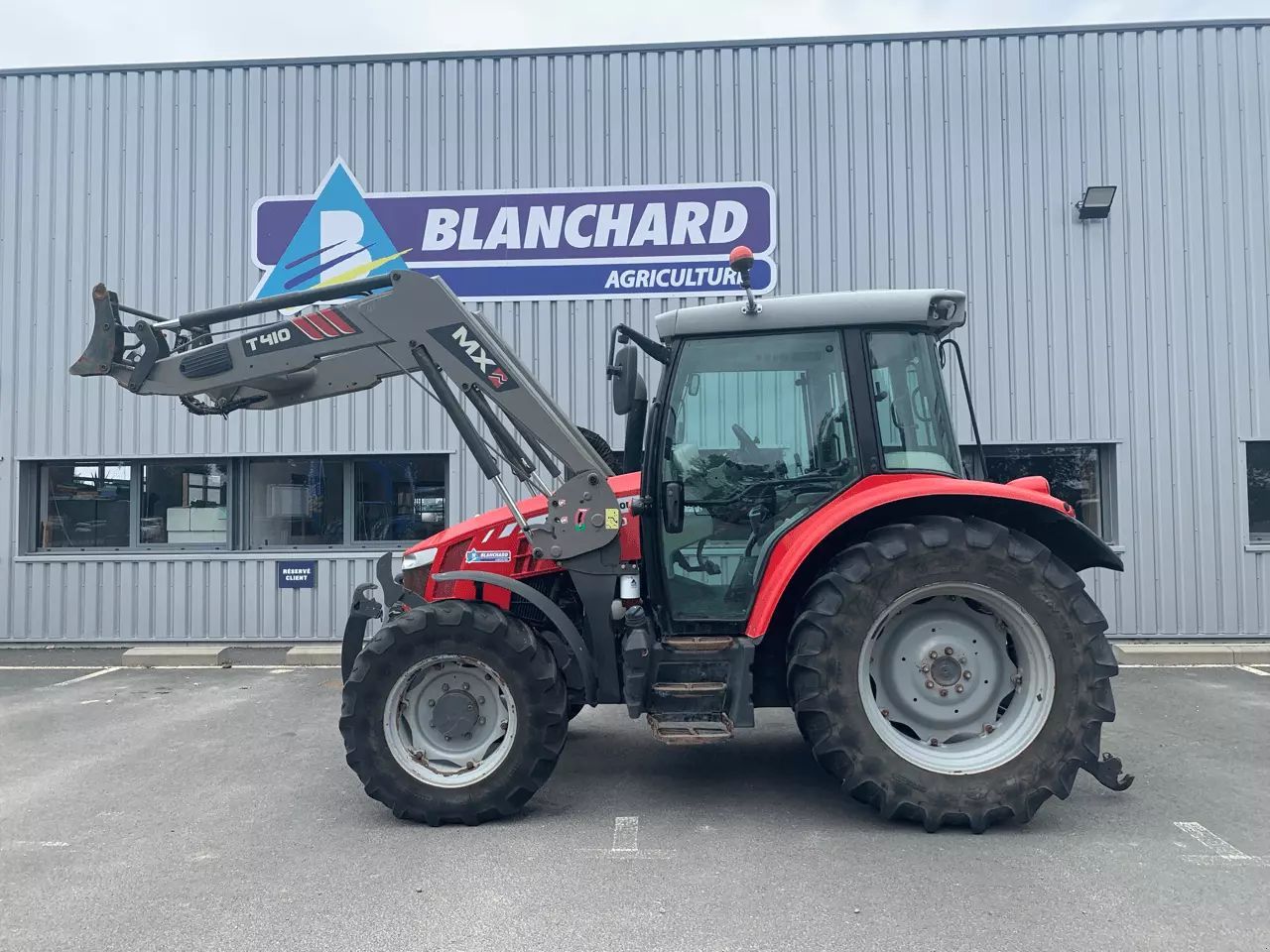 E-FARM: Massey Ferguson 5610 - Tractor - id KICKD8C - €36,000 - Year of construction: 2016 - Engine hours: 6,410,Engine power (HP): 105,France