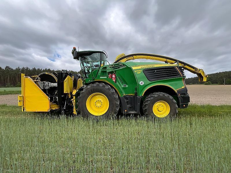 E-FARM: John Deere 9700 - Feldhäcksler (selbstfahrend) - id NQ3LSFA - 445.000 € - Baujahr: 2023 - Abgelesene Motorstunden: 1.240,Motorleistung (PS): 825,Deutschland