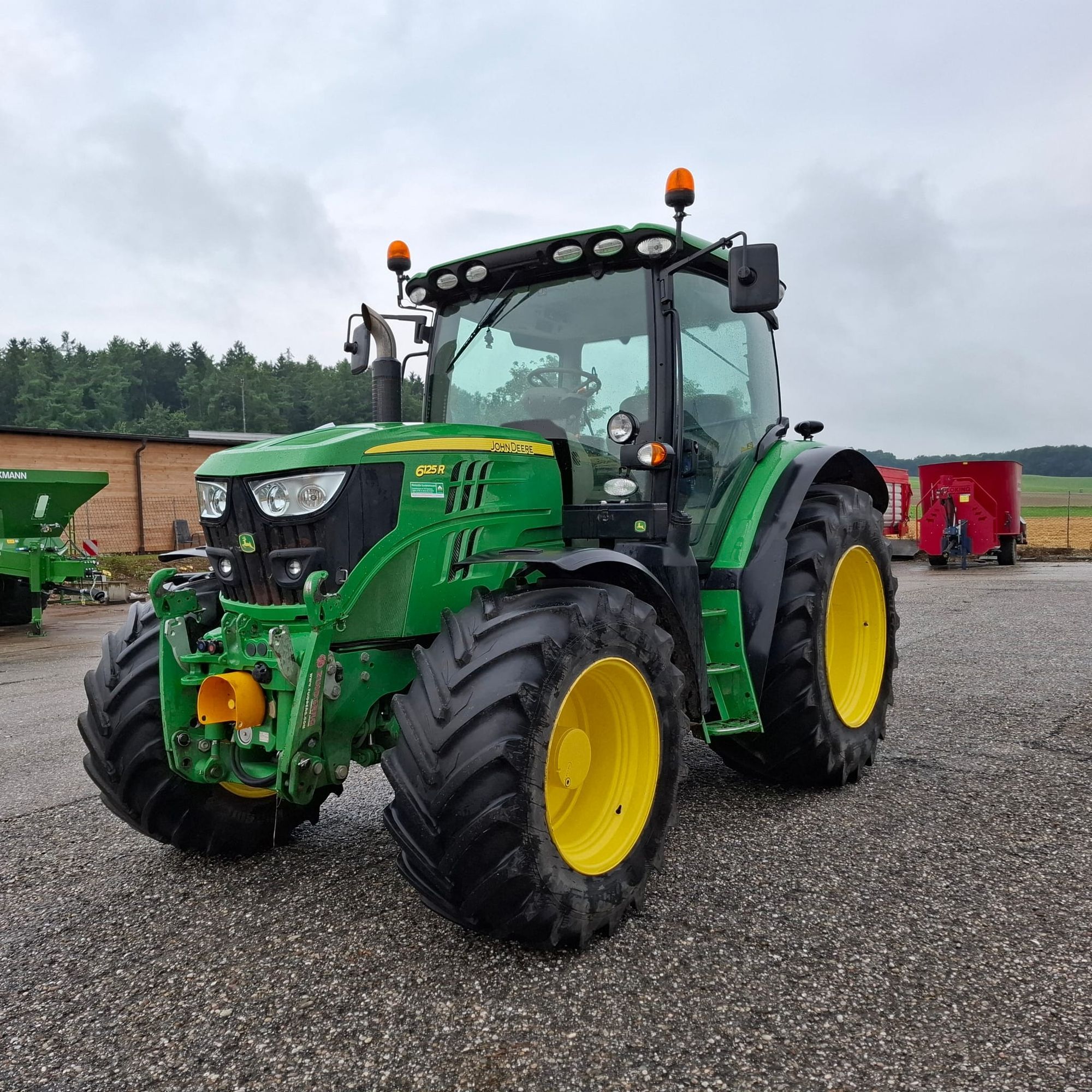 E-FARM: John Deere 6125 R - Traktor - id DM7DM41 - 88.053 € - Baujahr: 2013 - Abgelesene Motorstunden: 1,Motorleistung (PS): 146,Österreich