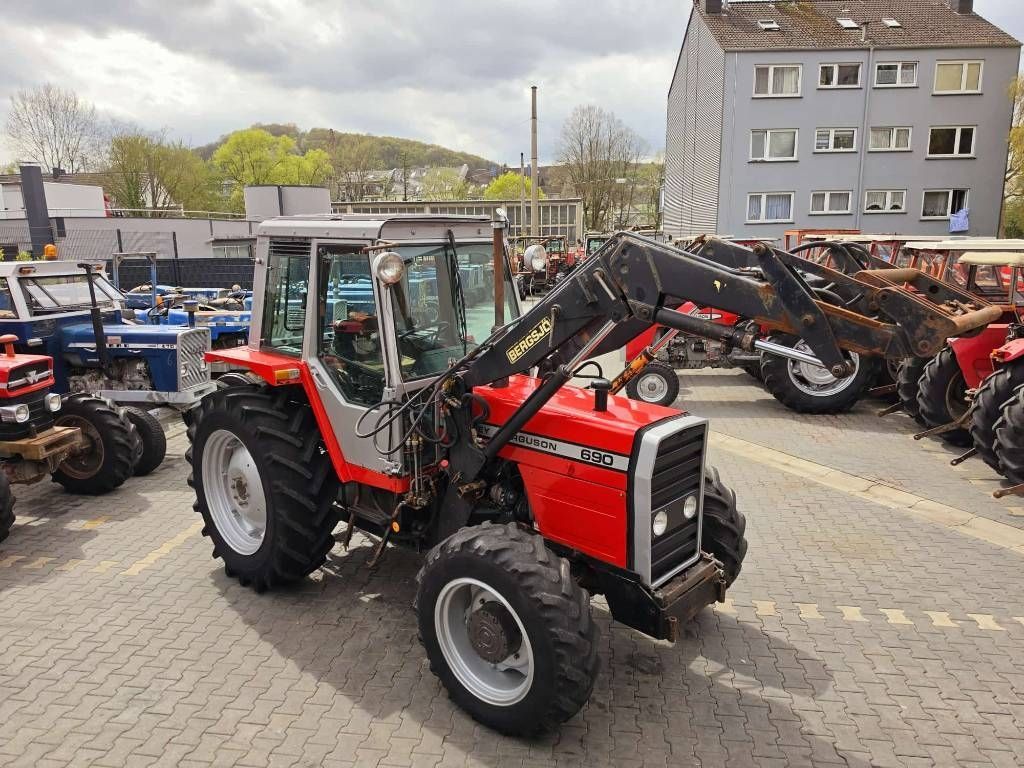 Massey Ferguson 690 Traktor