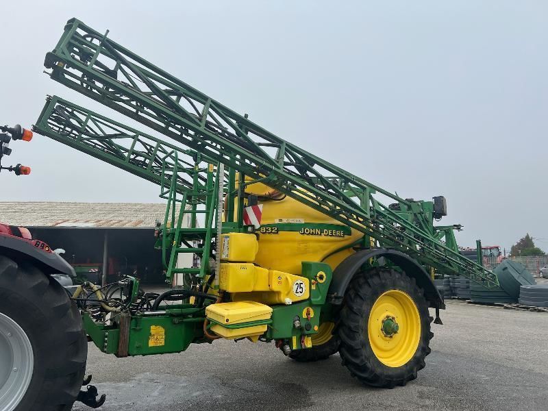 E-FARM: John Deere 832 - Sprayer - id 9TQPX8E - €11,500 - Year of construction: 2004 - France
