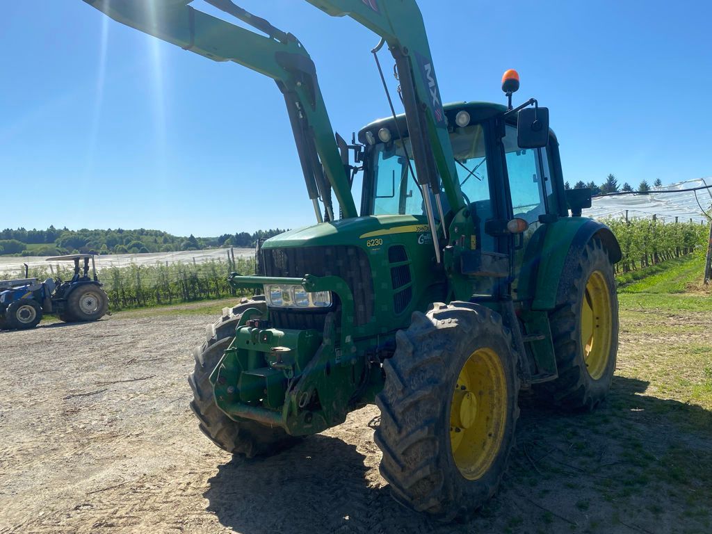 E-FARM: John Deere 6230 Premium - Traktor - id YCKDLQ4 - 58.000 € - Baujahr: 2011 - Abgelesene Motorstunden: 4.900,Motorleistung (PS): 100,Frankreich