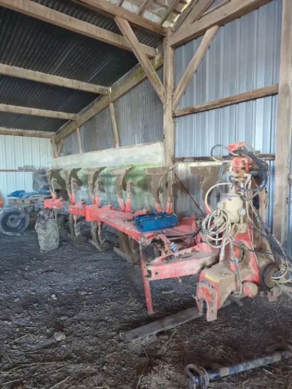 E-FARM: Kuhn vm 180 - Charrue - id XJWGWVR - 16 000 € - Année: 1999 - France