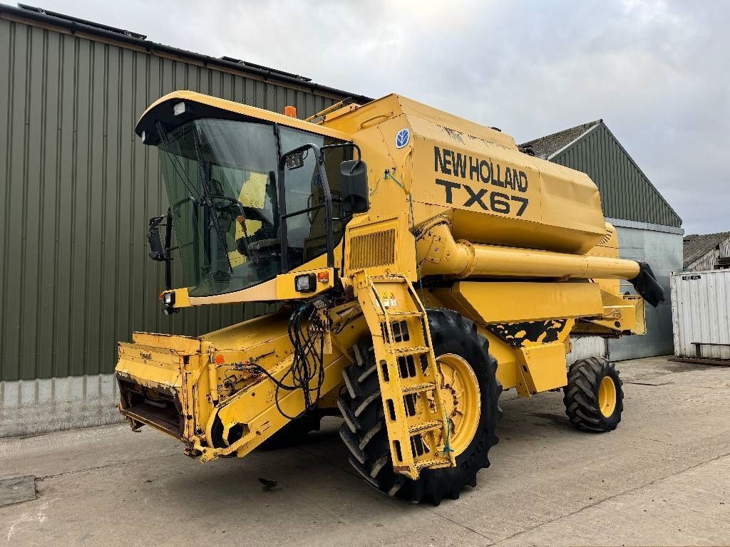 E-FARM: New Holland TX 67 - Moissoneuse-batteuse - id D9JQQKJ - 25 728 € - Année: 1997 - Lecture du nombre d'heure: 3 645,Royaume-Uni