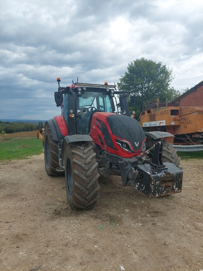 E-FARM: Valtra T215 Direct - Traktor - id IW7SSEE - 136.000 € - Baujahr: 2023 - Abgelesene Motorstunden: 1.870,Motorleistung (PS): 215,Frankreich