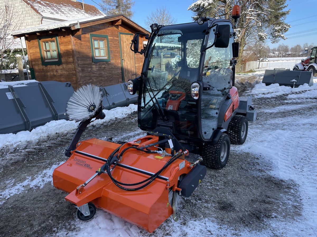 E-FARM: Husqvarna kehrmaschine mit sammelwanne und seitenbesen - Traktor - id BCEICFF - Baujahr: 2022 - Motorleistung (PS): 1,Österreich
