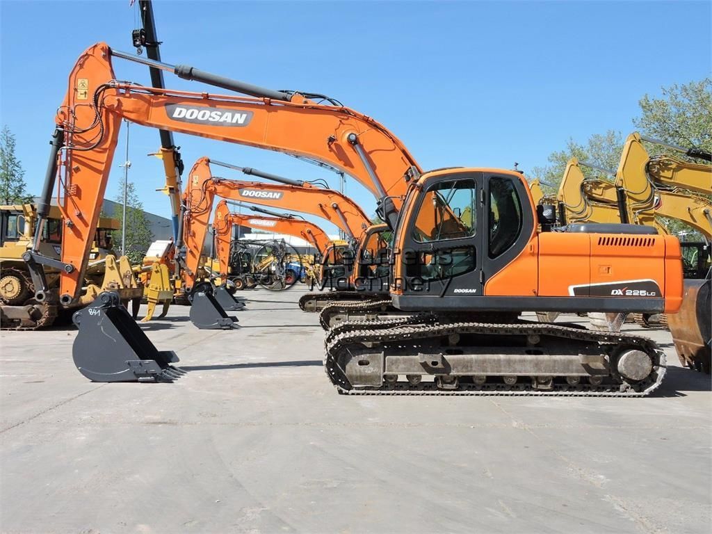 Doosan dx225lc Crawler excavator €42,500