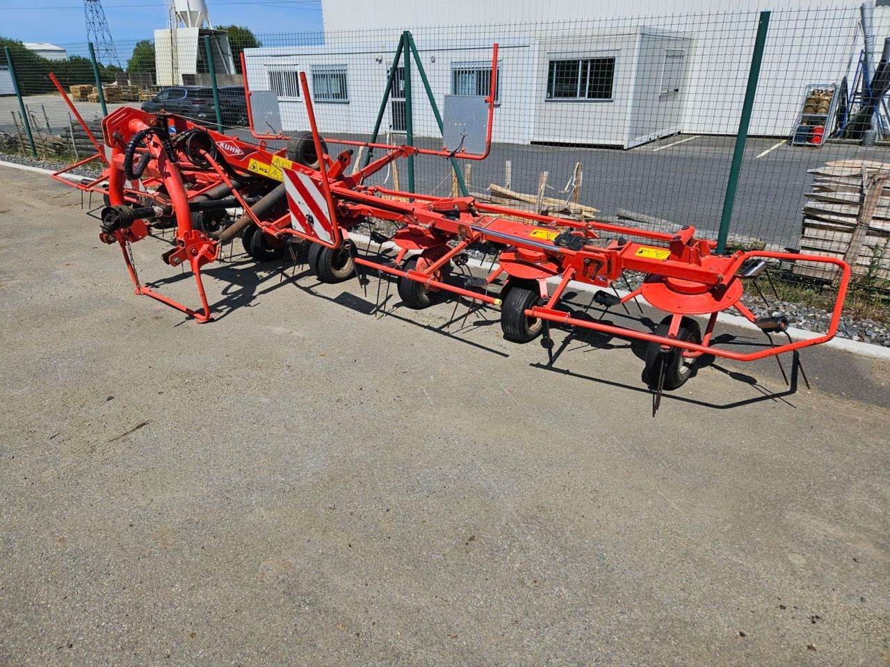 E-FARM: Kuhn GF 7902 - Tedder - id C8JCR5X - €8,300 - Year of construction: 2012 - France