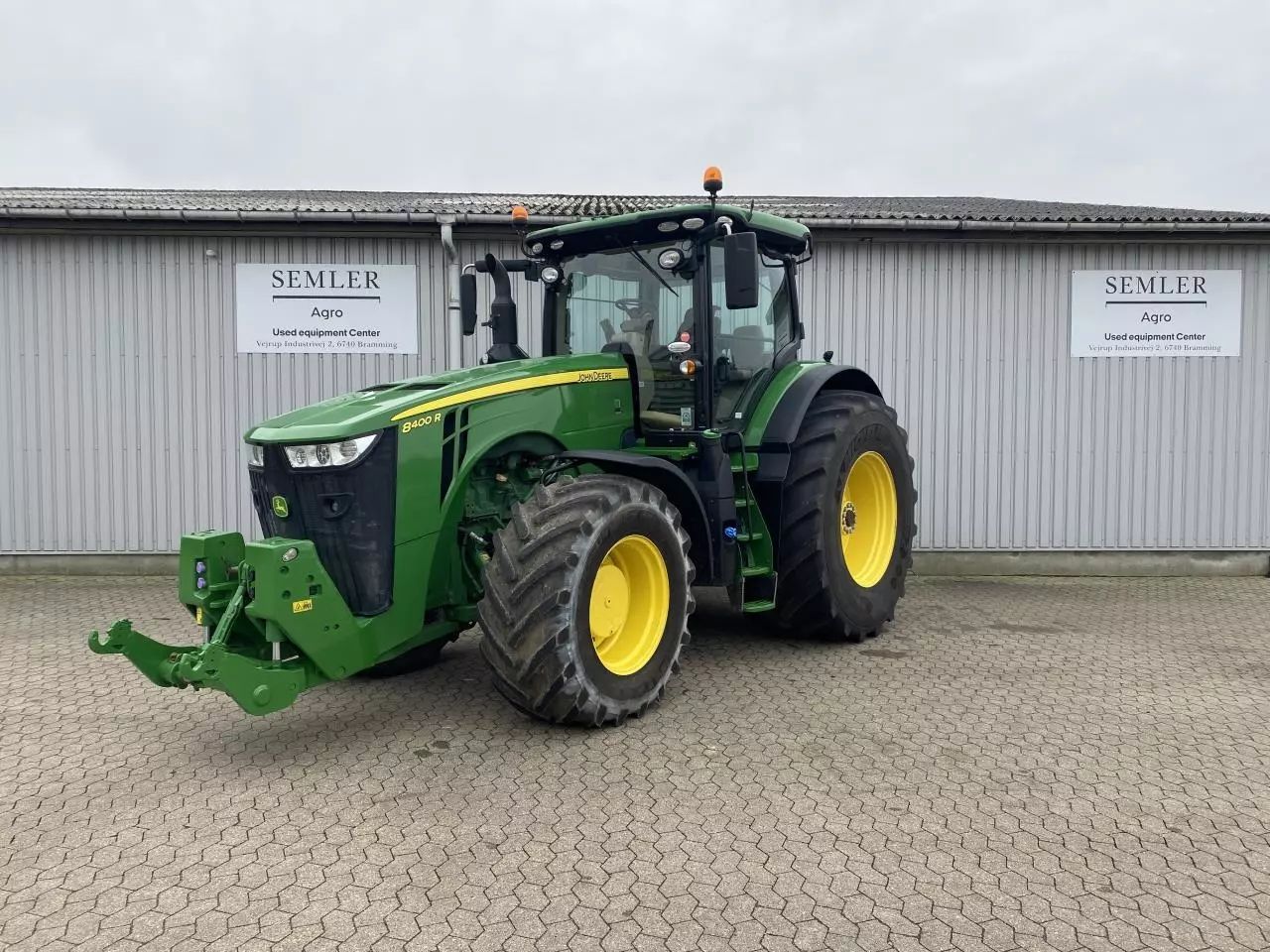 E-FARM: John Deere 8400 R - Tractor - id GRVEJI9 - 187.501 EUR - Anul: 2018 - Citeste ore: 5.401,Muterea motorului: 400,Danemarca