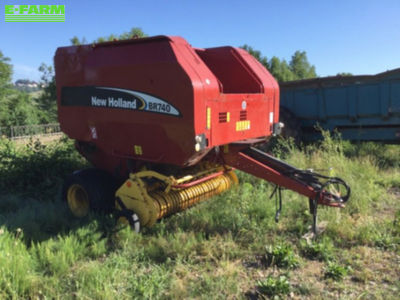 E-FARM: New Holland BR740 - Baler - id E88DAJZ - €8,000 - Year of construction: 2004 - Total number of bales produced: 15,000,France