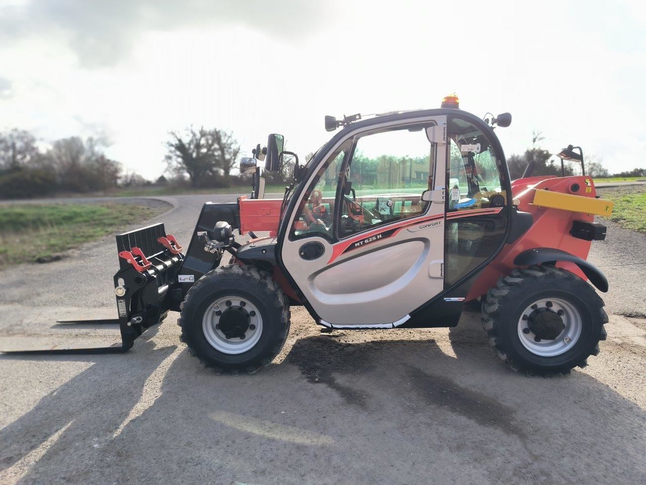 E-FARM: Manitou mt 625 comfort - Chargeur télescopique  - id NBZKQKR - 64 000 € - Année: 2025 - Lecture du nombre d'heure: 1,France
