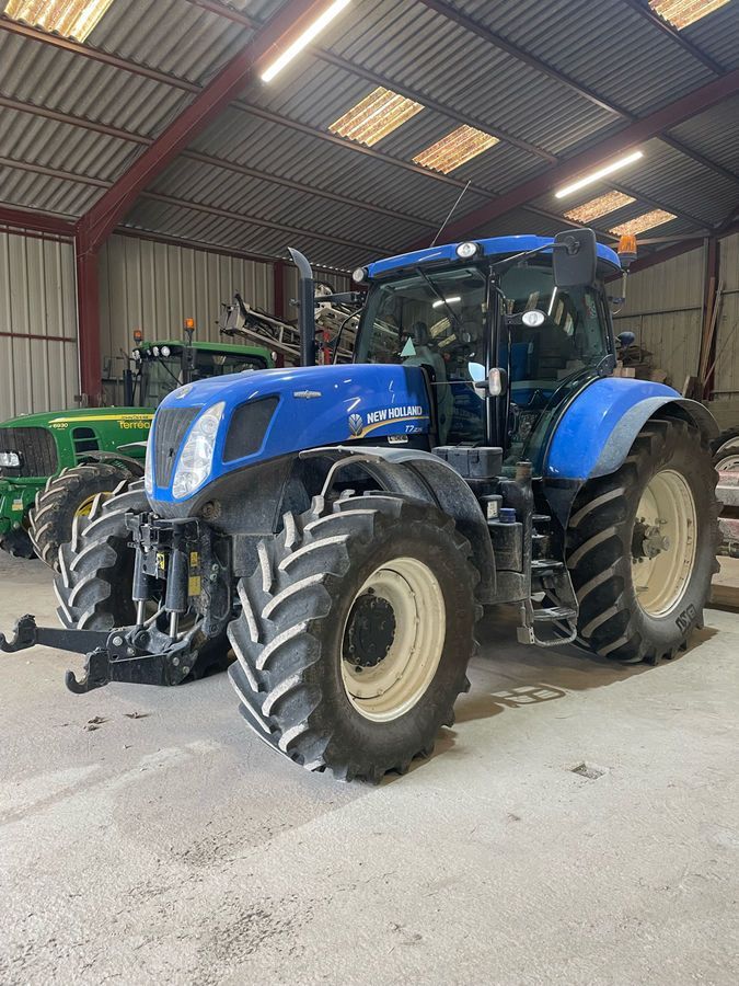 E-FARM: New Holland T7.235 - Tracteur - id NDGUH2E - 68 000 € - Année: 2013 - Lecture du nombre d'heure: 4 800,Puissance du moteur (chevaux): 200,France