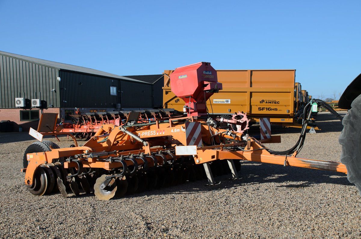 E-FARM: Simba x-press short discs 4.6m - Kultywator - id 2MUHEY5 - 21 293 € - Rok produkcji: 2011 - Zjednoczone Królestwo