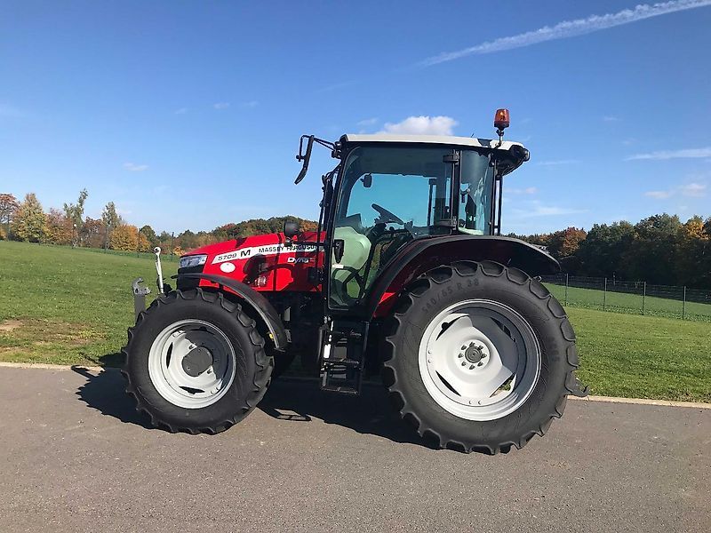 E-FARM: Massey Ferguson 5709M - Tracteur - id 7AKVQAG - 69 000 € - Année: 2023 - Lecture du nombre d'heure: 500,Puissance du moteur (chevaux): 103,Allemagne