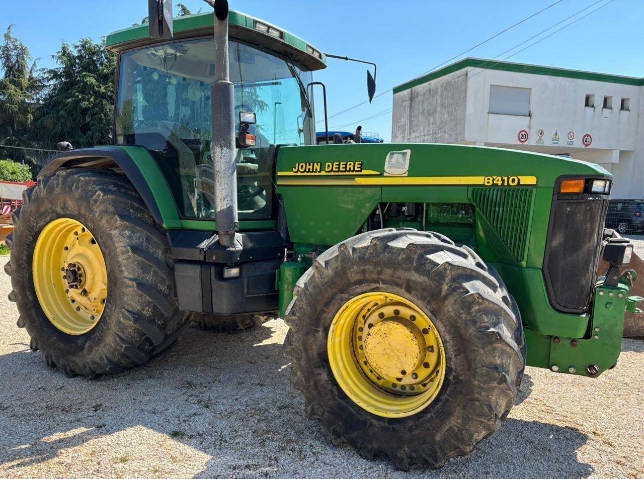 E-FARM: John Deere 8410 - Tractor - id F2Z1TJ9 - 30.000 € - Año: 2002 - Horas: 14.420,Potencia del motor: 300,Italia