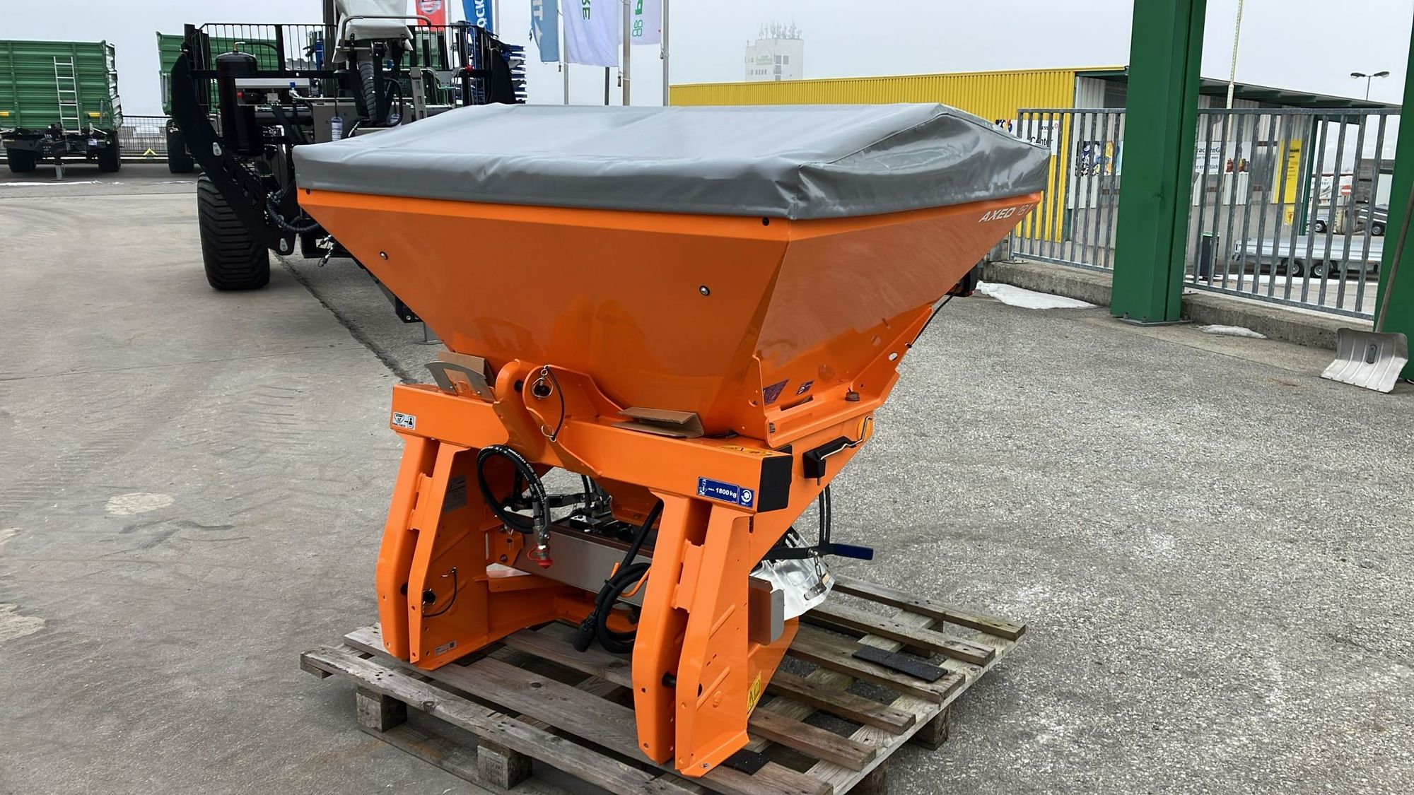 Rauch AXEO 18.1 Winterdienststreuer Municipal equipment €6,658