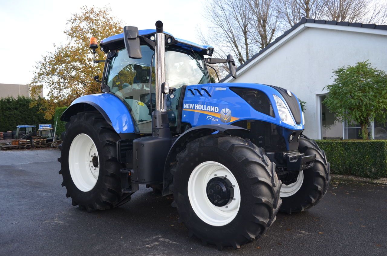 E-FARM: New Holland T7.225 - Tracteur - id SAUZMQU - 94 500 € - Année: 2020 - Lecture du nombre d'heure: 1 680,Puissance du moteur (chevaux): 225,Belgique