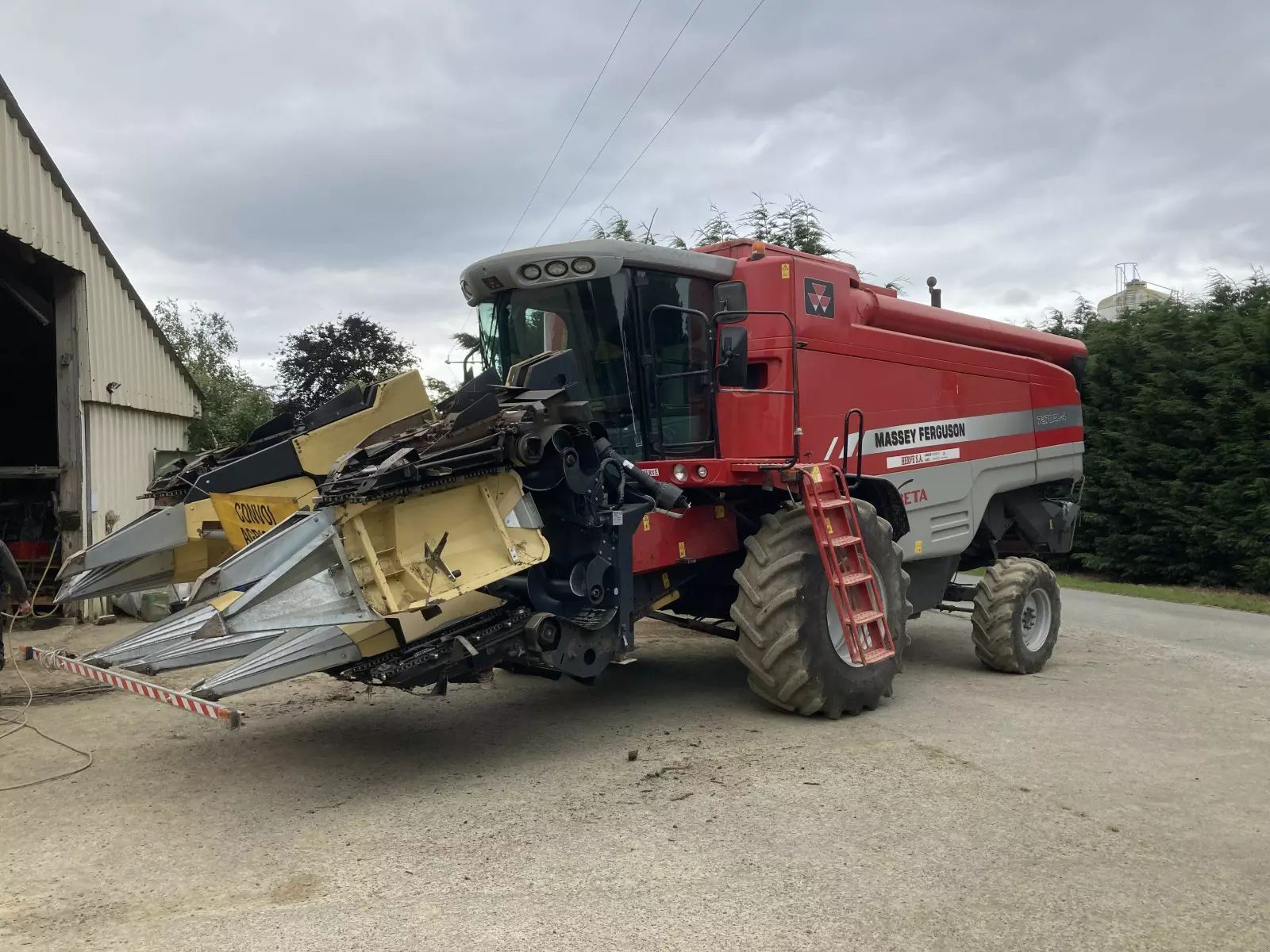 E-FARM: Massey Ferguson mb m-f 7270 al-4 - Mähdrescher - id IXVCFAV - 60.000 € - Baujahr: 2005 - Frankreich