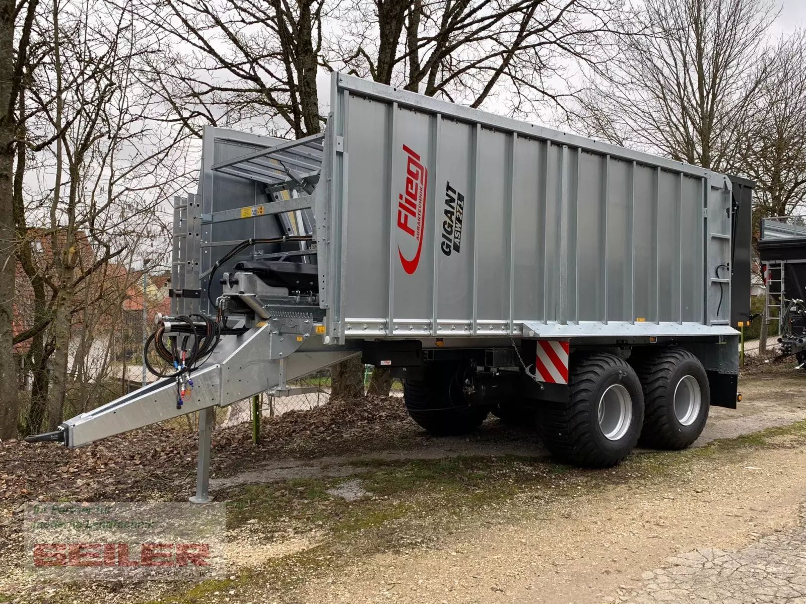 E-FARM: Fliegl asw 271 c fox lenkachse 22,5" 35m³ - Transport du fourrage - id VMR9GRU - 42 017 € - Année: 2025 - Allemagne