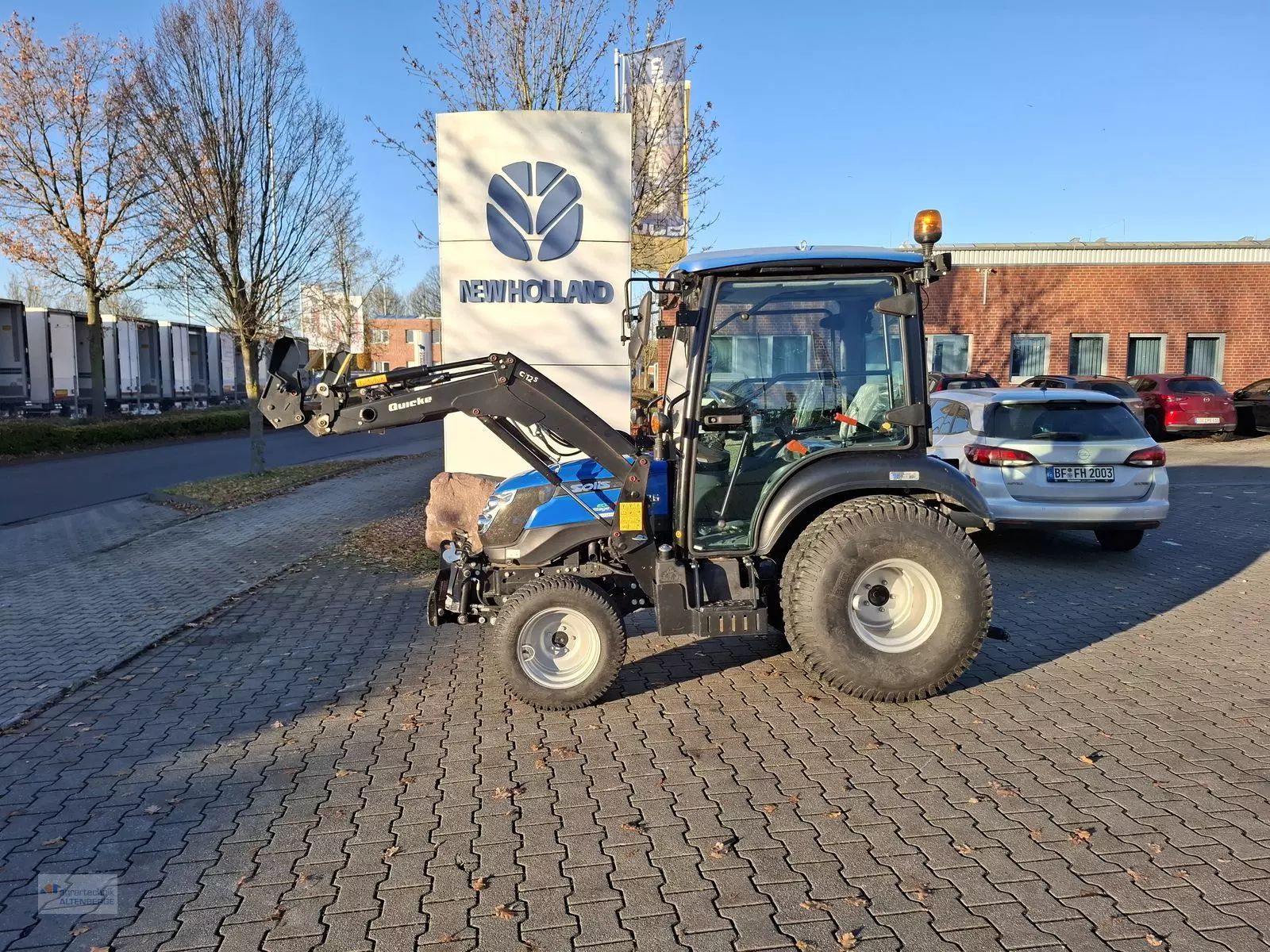 E-FARM: Solis 26 hst mit fahrerkabine und frontlader - Traktor - id 6B3H5FM - 23.445 € - Baujahr: 2023 - Abgelesene Motorstunden: 35,Motorleistung (PS): 24,Deutschland
