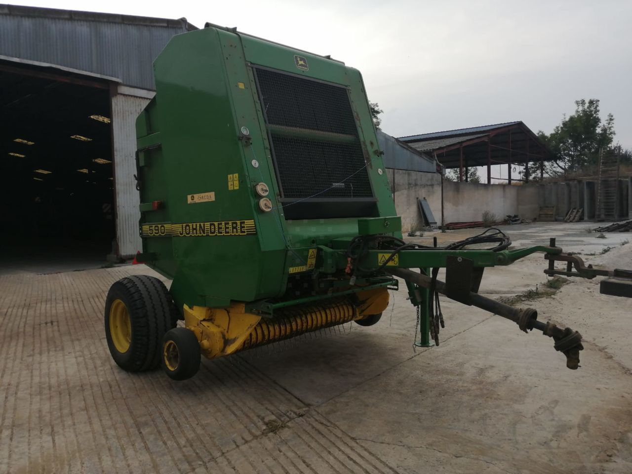 E-FARM: John Deere 590 - Presas - id YJYRSGL - Gamybos metai: 1996 - Bendras pagamintų ryšulių skaičius: 17 000,Prancūzija