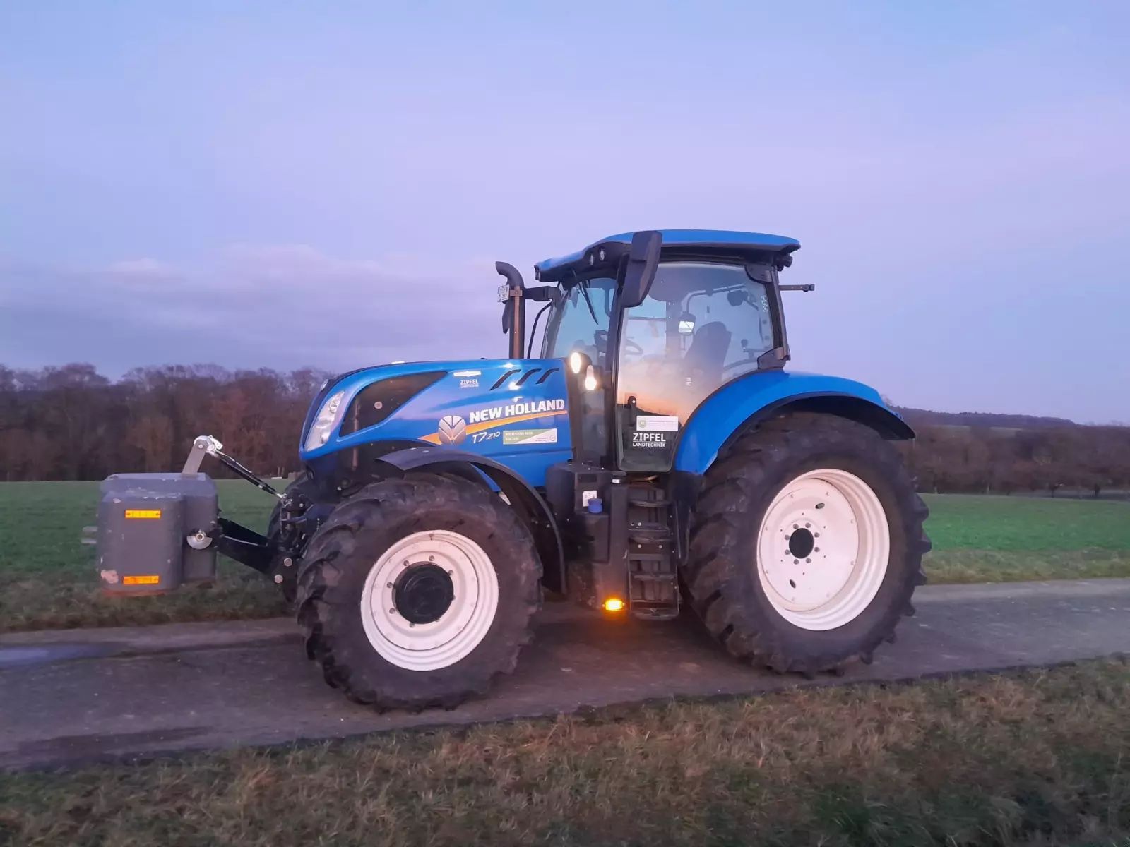 E-FARM: New Holland T7.210 - Tracteur - id B6A8TXY - 91 000 € - Année: 2021 - Lecture du nombre d'heure: 1 950,Puissance du moteur (chevaux): 210,Allemagne