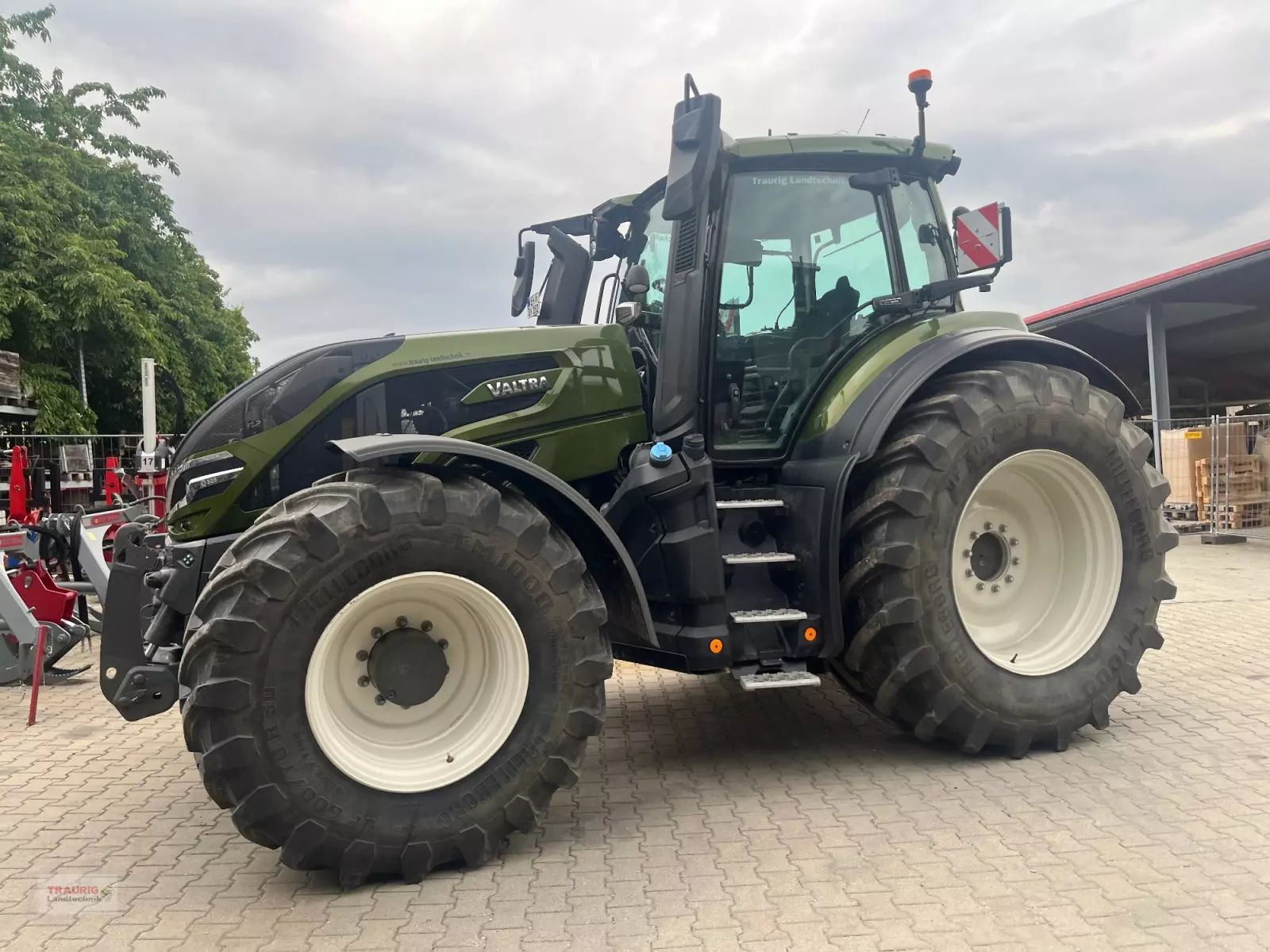Valtra Q 305 Tractor €162,000