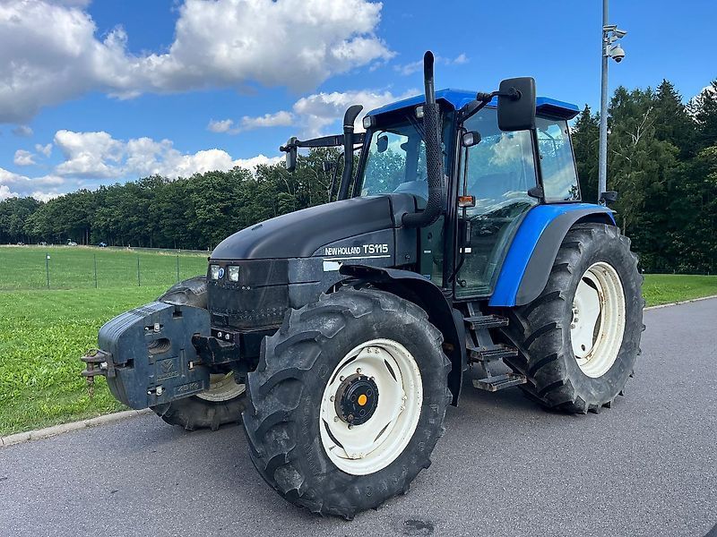 E-FARM: New Holland TS115 - Trattore - id AKT48KK - 24.900 € - Anno di costruzione: 2003 - Ore: 8.372,Potenza del motore: 117,Germania