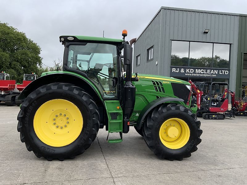 E-FARM: John Deere 6215 R - Traktor - id 4TM2HNN - 85.355 € - Produktionsår: 2020 - Motortimer: 6.646,Motoreffekt (HP): 214,Storbritanien