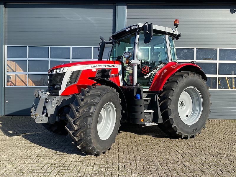 Massey Ferguson 6S.135 Traktor