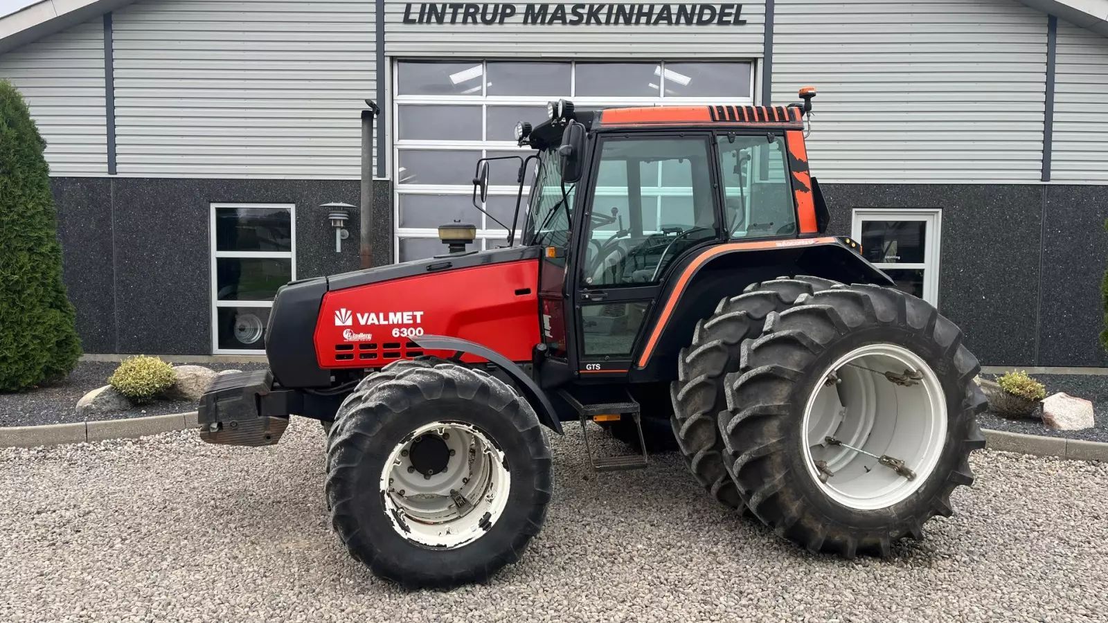 Valmet 6300 evt. med tvillinghjul hele vejen rundt Tractor €21,397