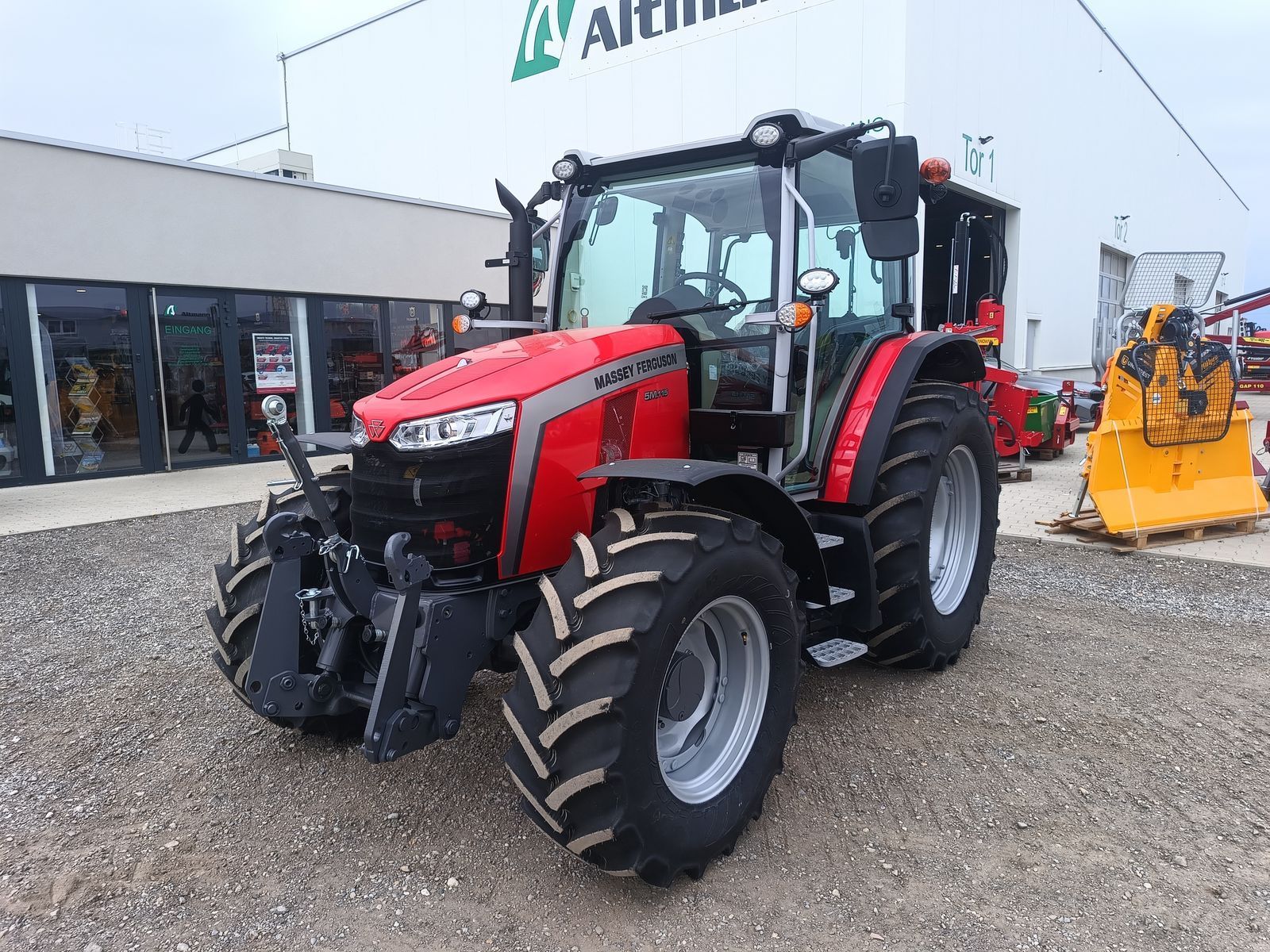 Massey Ferguson 5M.115 Трактор