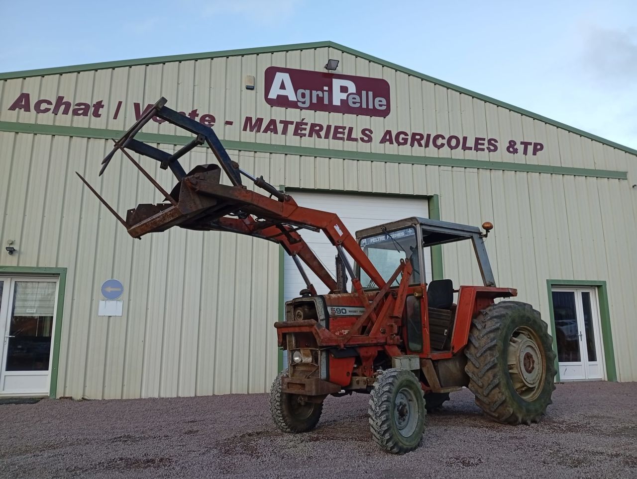 Massey Ferguson 590 Traktor