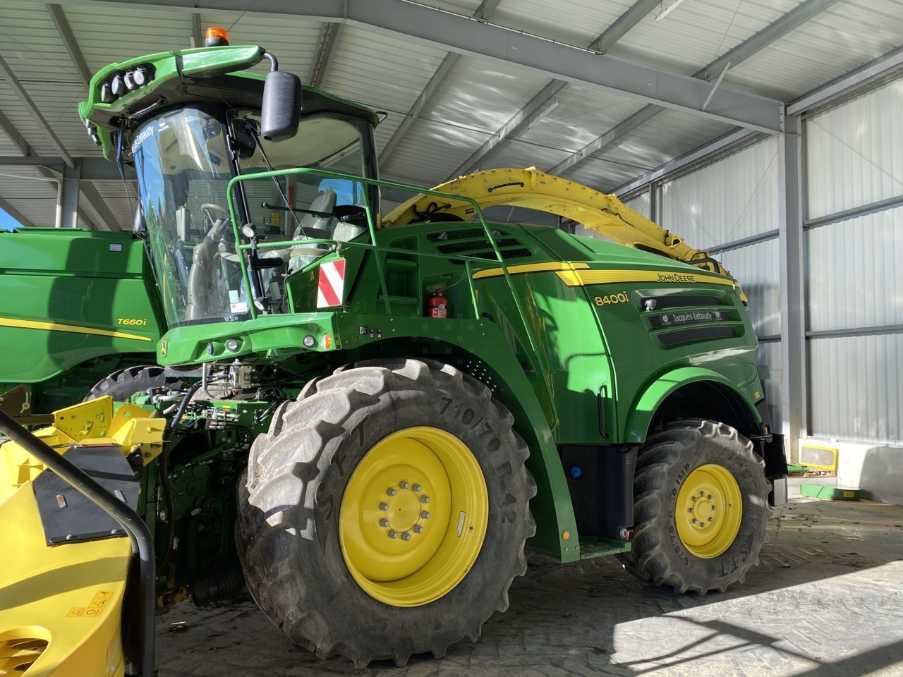 E-FARM: John Deere 8400 - Cosechadora de forraje autopropulsada - id JMLVJBS - Año: 2018 - Horas: 1300,Potencia del motor: 540,Francia