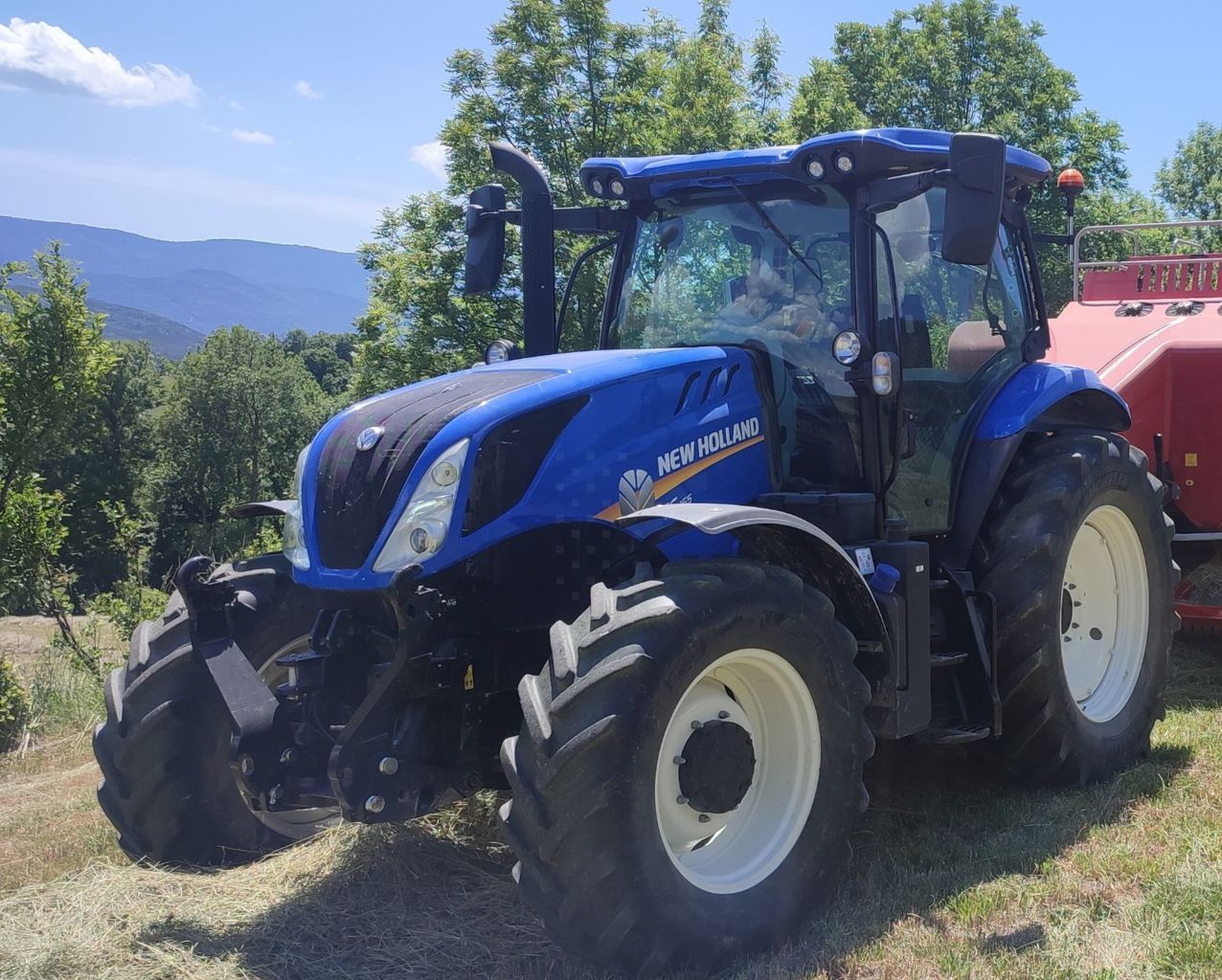 E-FARM: New Holland T6.155 - Tractor - id HJZBNBK - €65,000 - Year of construction: 2017 - Engine hours: 2,400,Engine power (HP): 125,France