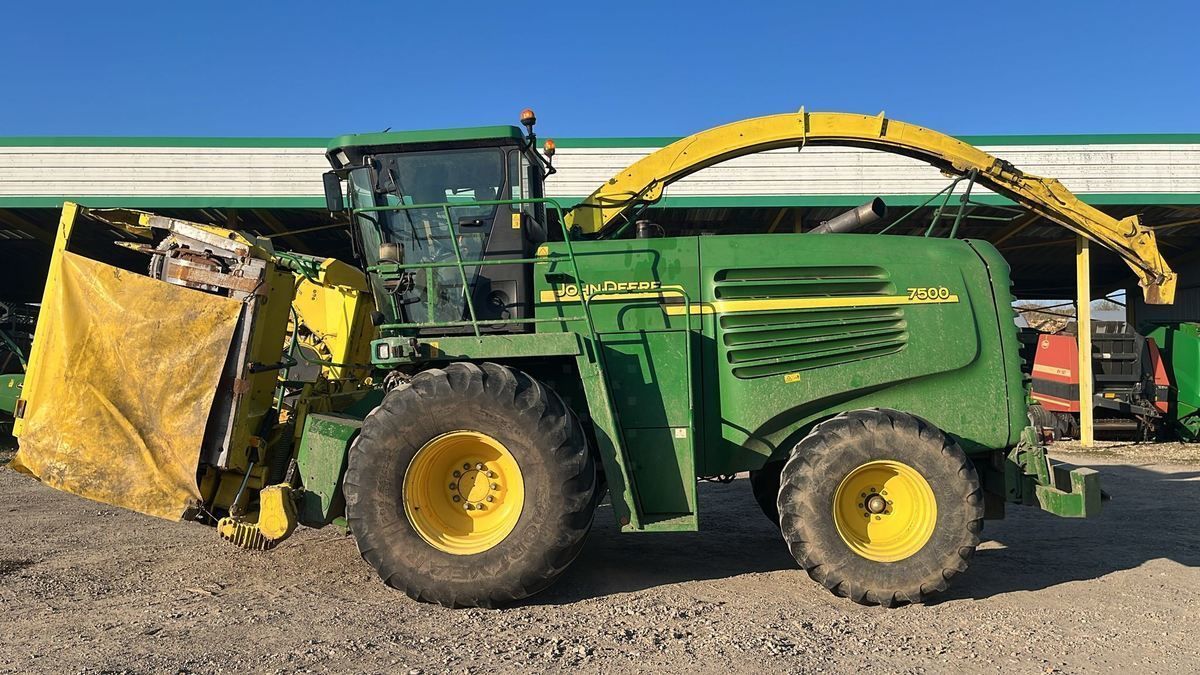 E-FARM: John Deere 7400 - Self propelled forage harvester - id SS4RHBP - Year of construction: 2004 - Engine hours: 4,510,France