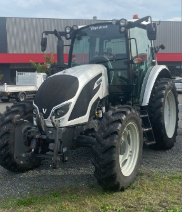 E-FARM: Valtra A104 - Traktor - id 6EAMLFB - 61.000 € - Baujahr: 2019 - Abgelesene Motorstunden: 1.770,Motorleistung (PS): 100,Frankreich